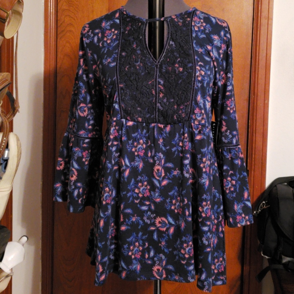 Absolutely Famous XL blouse NWT Navy blue w/lace